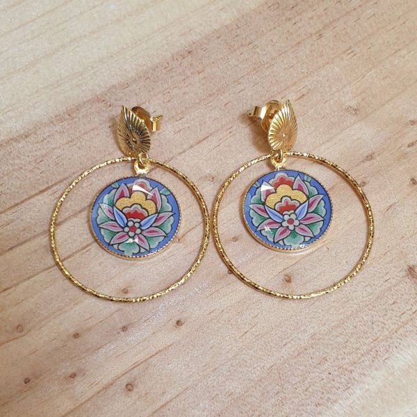 Boucles d'oreille pendantes enlumin&eacute;es fleur orientale fond bleu