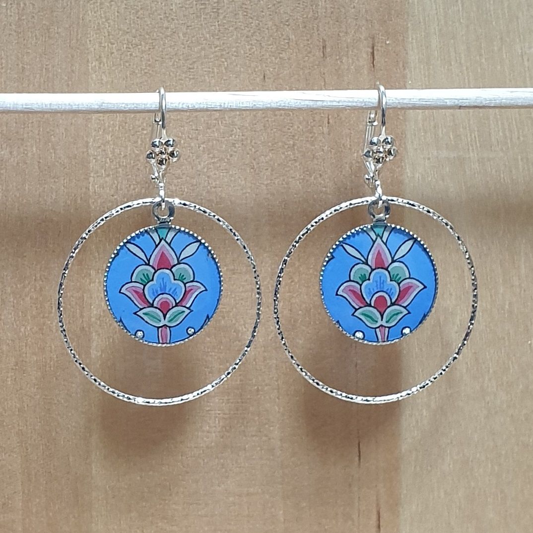Boucles d'oreille pendantes enluminées fleur et arabesques bleu/argenté/vert/rosé