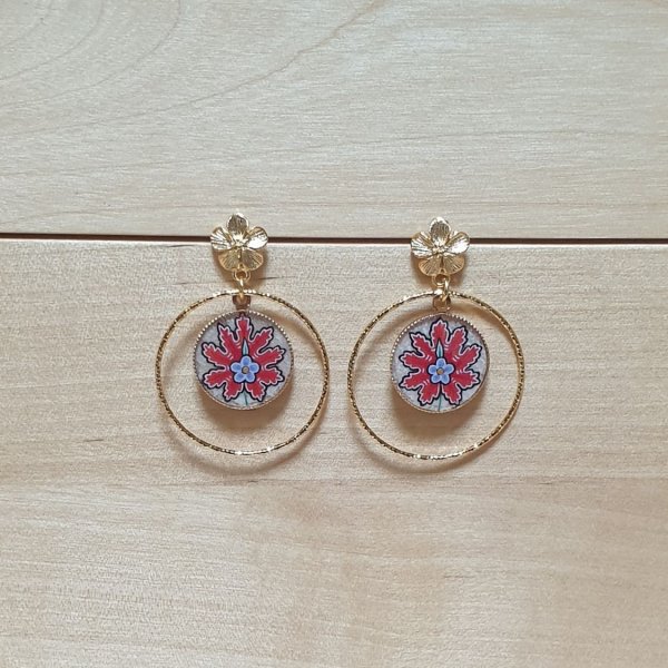 Boucles d'oreille pendantes enluminées fleur orientale rouge