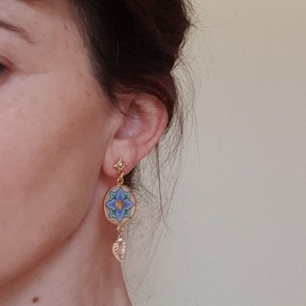 Boucles d'oreille pendantes enluminées printanières fleur rose ou bleue