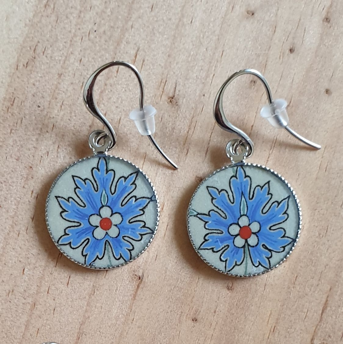 Boucles d'oreille pendantes fleur orientale bleue