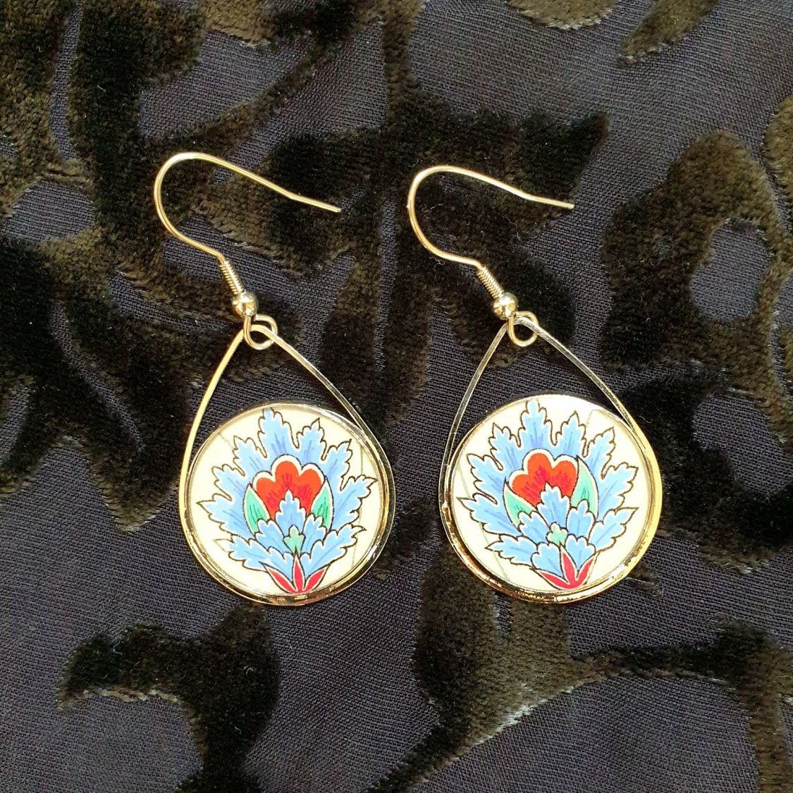 Boucles d'oreille pendantes fleur orientale bleue