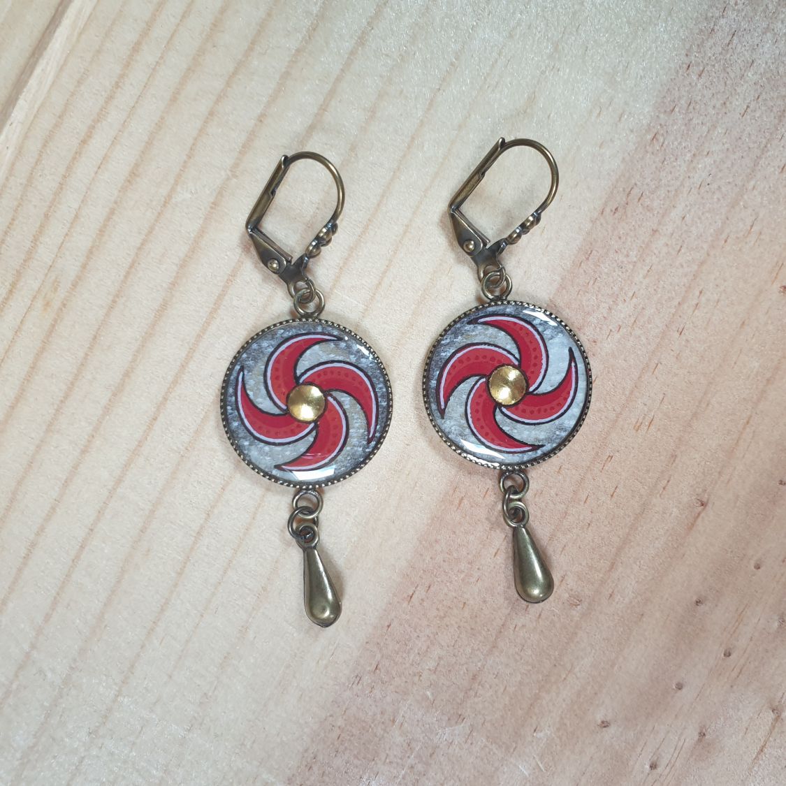 Boucles d'oreille pendantes enluminées spirale rouge