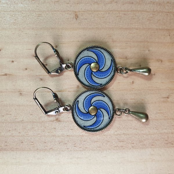 Boucles d'oreille pendantes enluminées spirale bleue