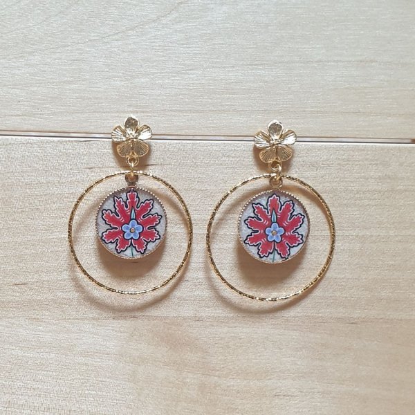 Boucles d'oreille pendantes enluminées fleur orientale rouge