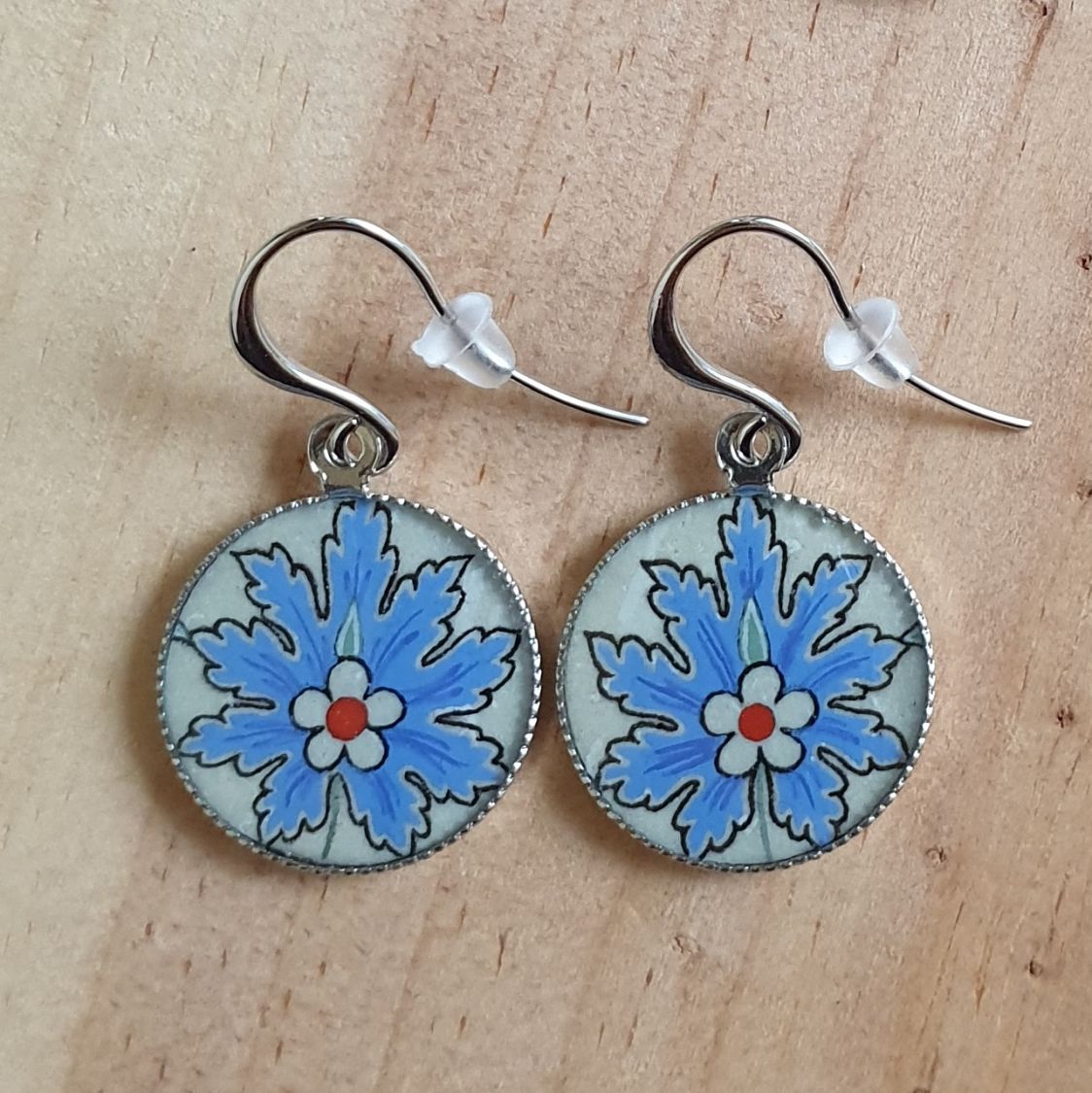 Boucles d'oreille pendantes fleur orientale bleue