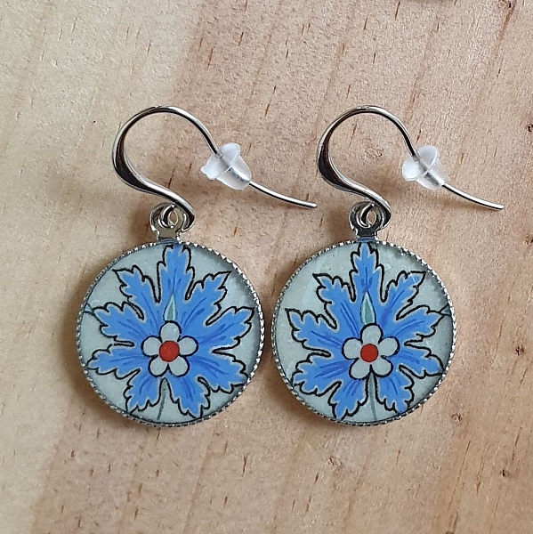 Boucles d'oreille pendantes fleur orientale bleue