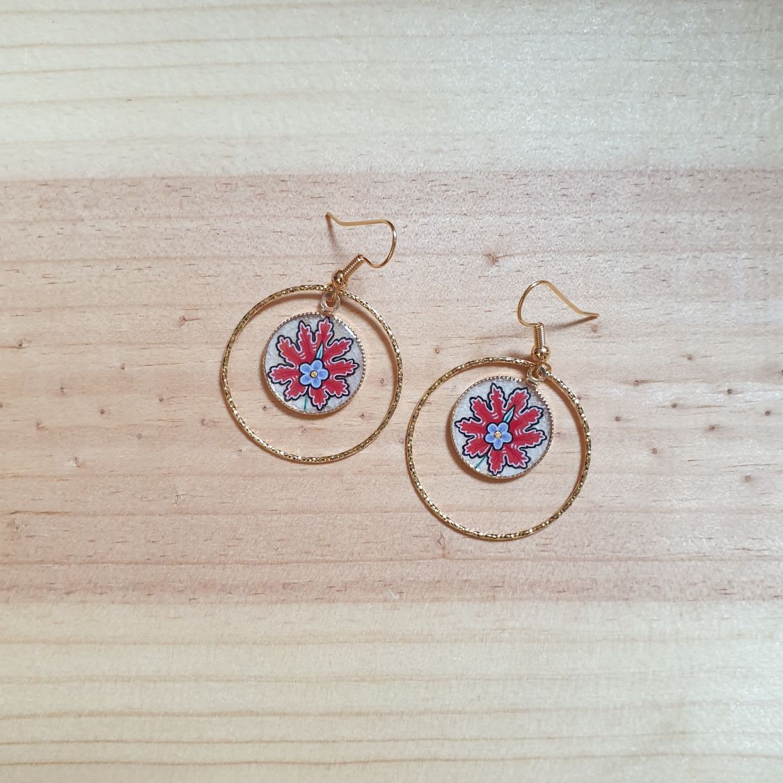 Boucles d'oreille pendantes enluminées fleur orientale rouge