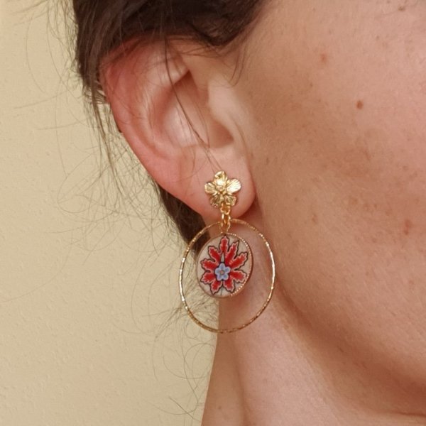 Boucles d'oreille pendantes enluminées fleur orientale rouge