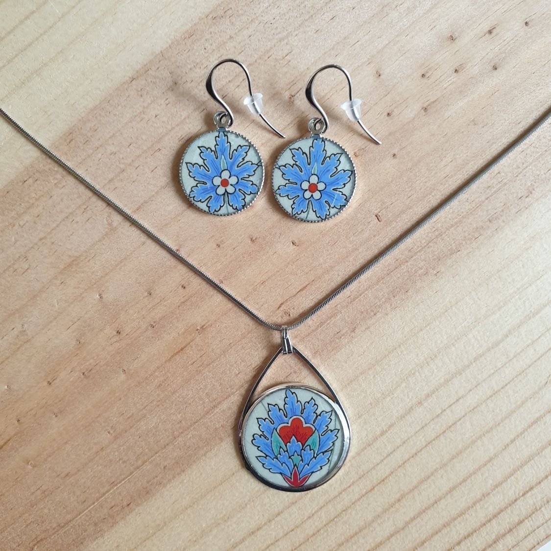 Boucles d'oreille pendantes fleur orientale bleue