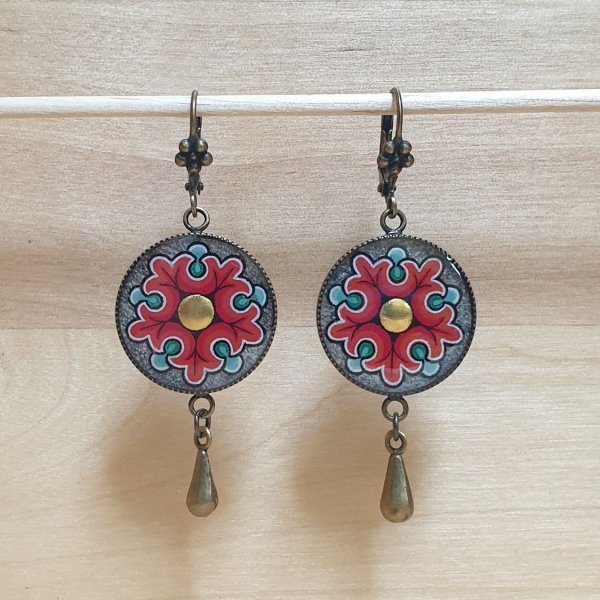Boucles d'oreille pendantes enluminées fleur romane