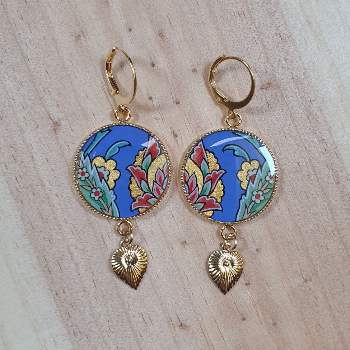 Boucles d'oreille pendantes enluminées fleur orientale fond bleu