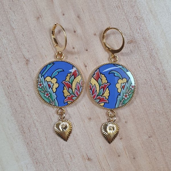 Boucles d'oreille pendantes enluminées fleur orientale fond bleu