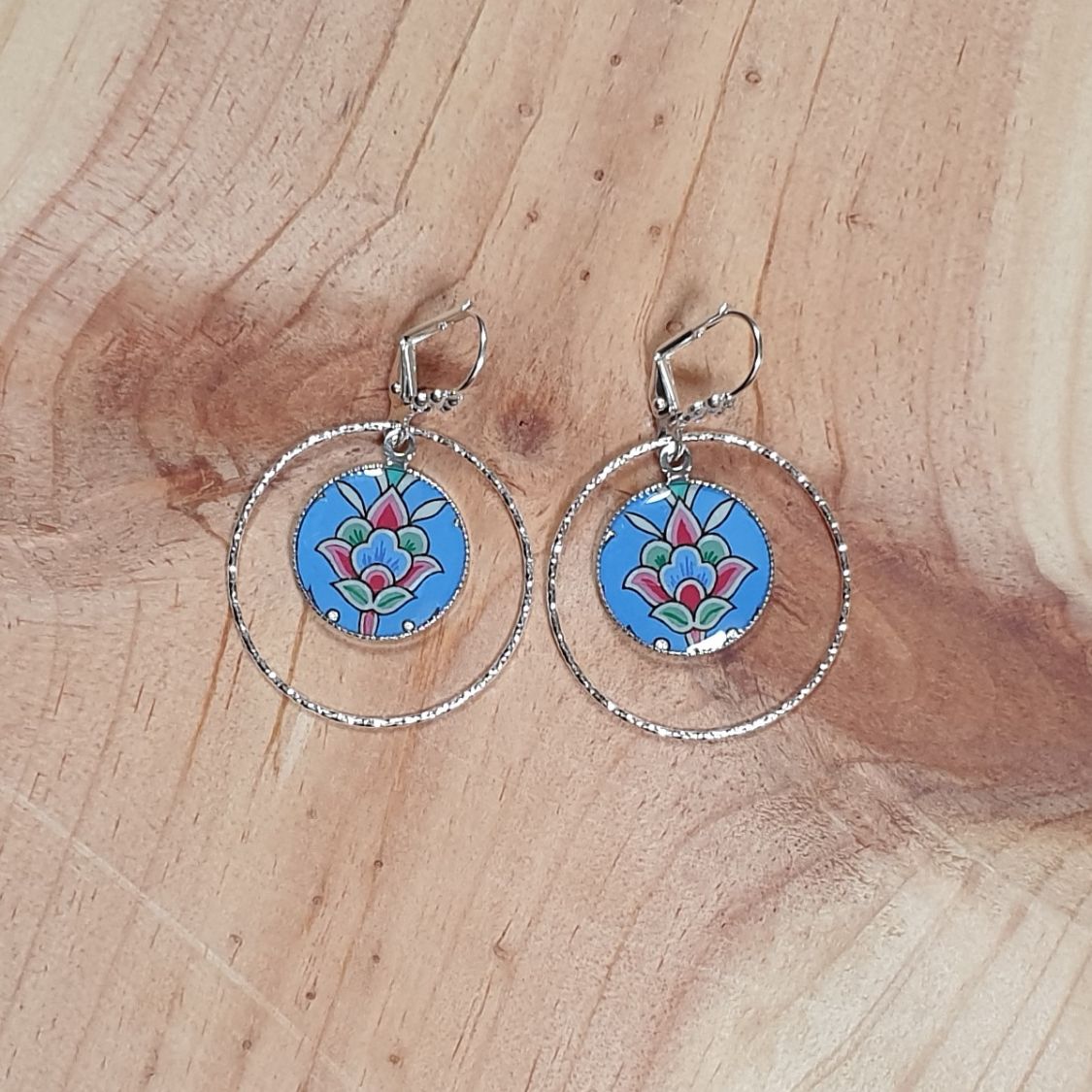 Boucles d'oreille pendantes enluminées fleur et arabesques bleu/argenté/vert/rosé