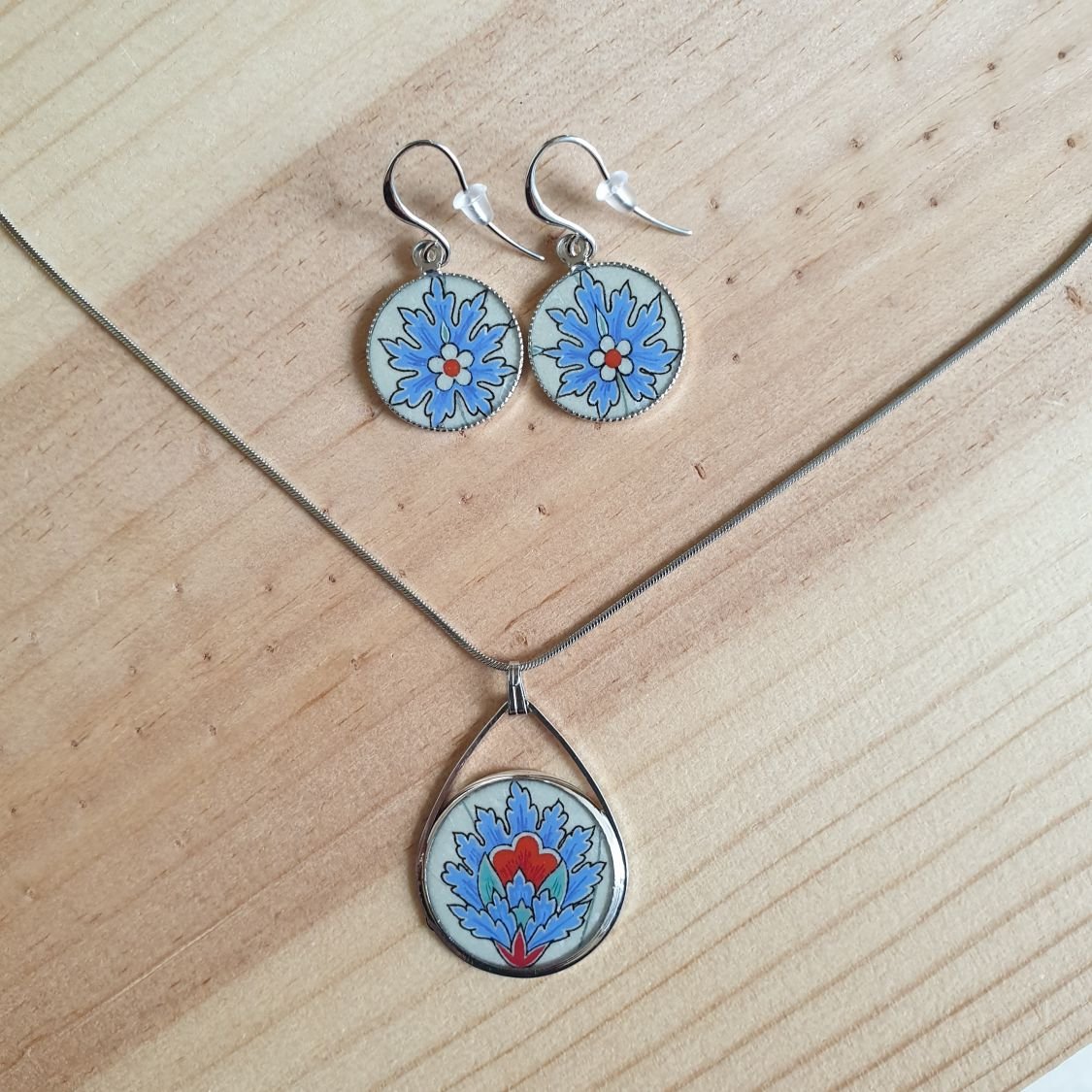 Boucles d'oreille pendantes fleur orientale bleue