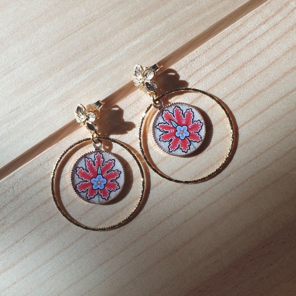 Boucles d'oreille pendantes enluminées fleur orientale rouge