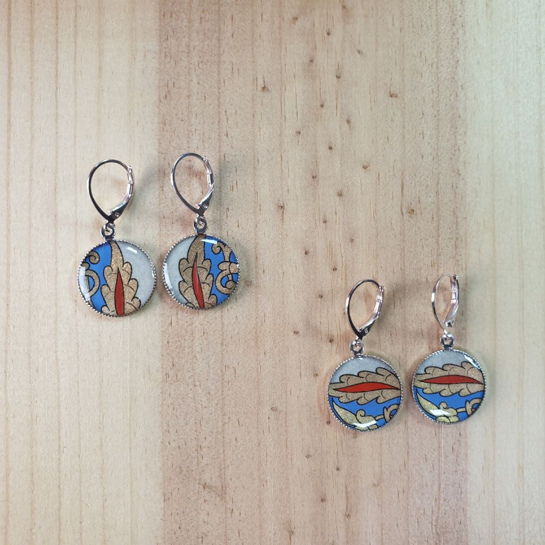Boucles d'oreille pendantes enluminées bleu/doré/rouge