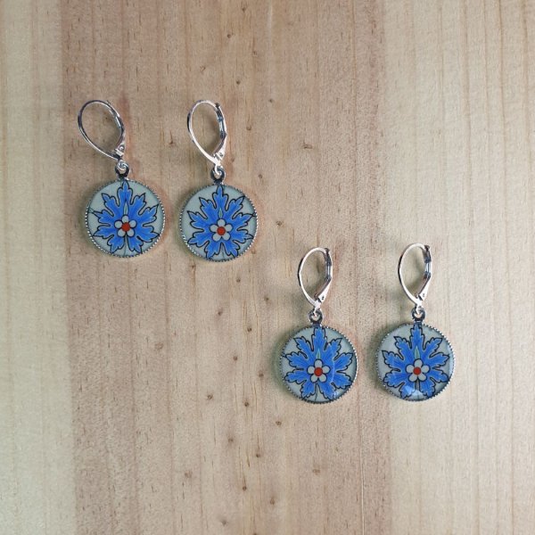 Boucles d'oreille pendantes enluminées fleur orientale bleue