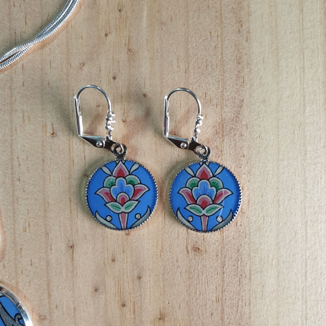 Boucles d'oreille pendantes enluminées fleur et arabesques bleu/argenté/vert/rosé