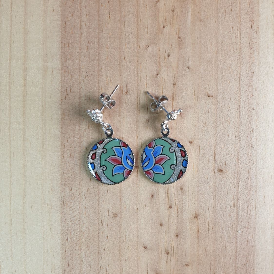 Boucles d'oreille enluminées fleur et arabesque vert/argenté/bleu/rosé