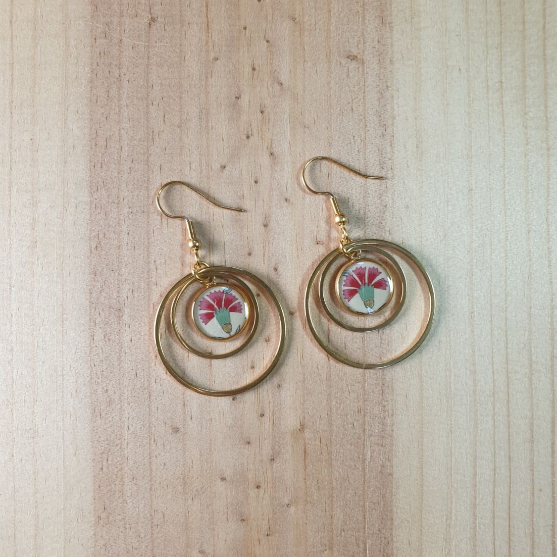 Boucles d'oreille pendantes oeillet rouge