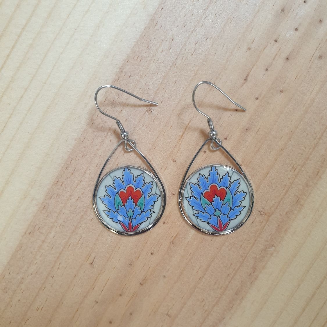 Boucles d'oreille pendantes fleur orientale bleue