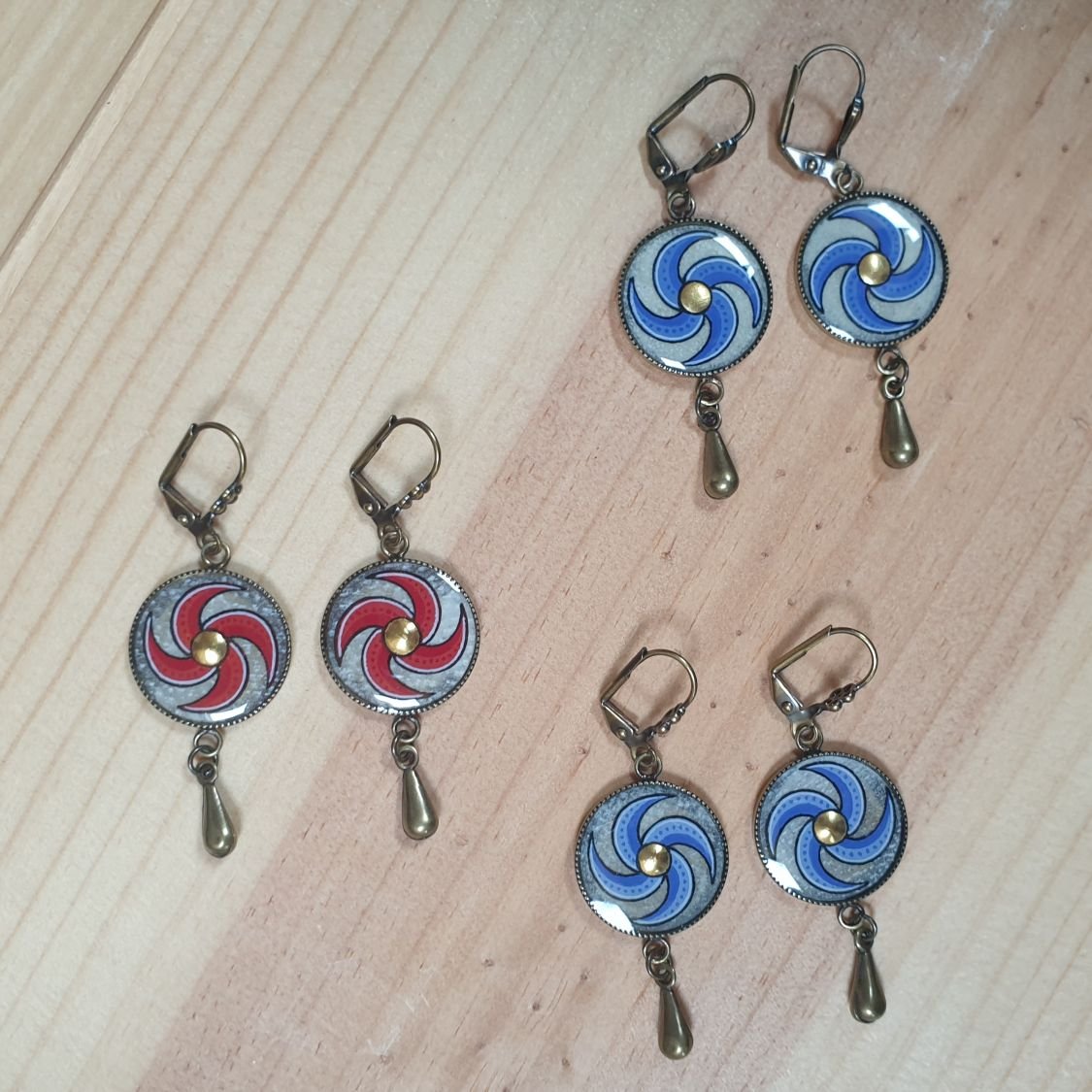 Boucles d'oreille pendantes enluminées spirale rouge