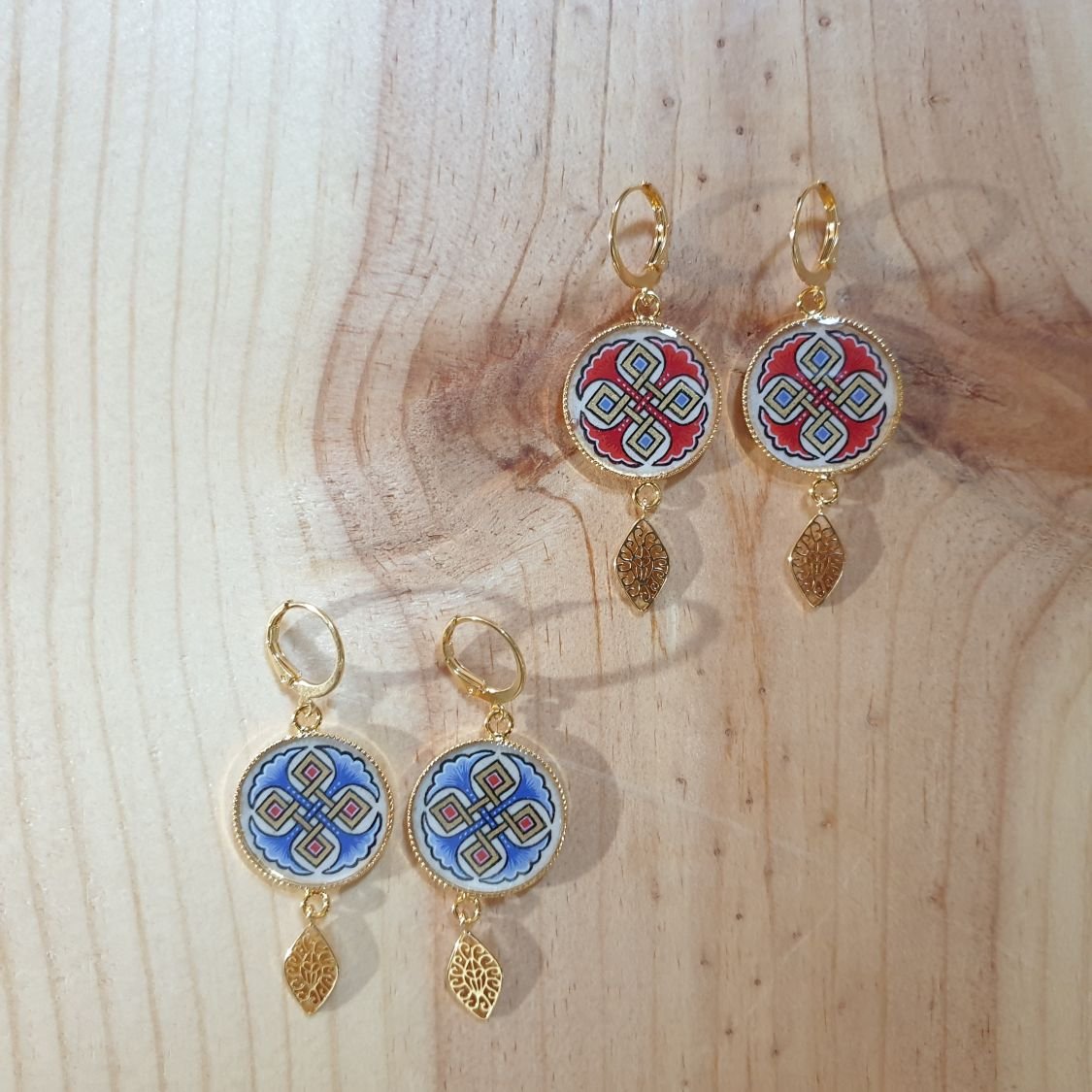 Boucles d'oreille pendantes Palmettes rouges ou bleues et Entrelacs or