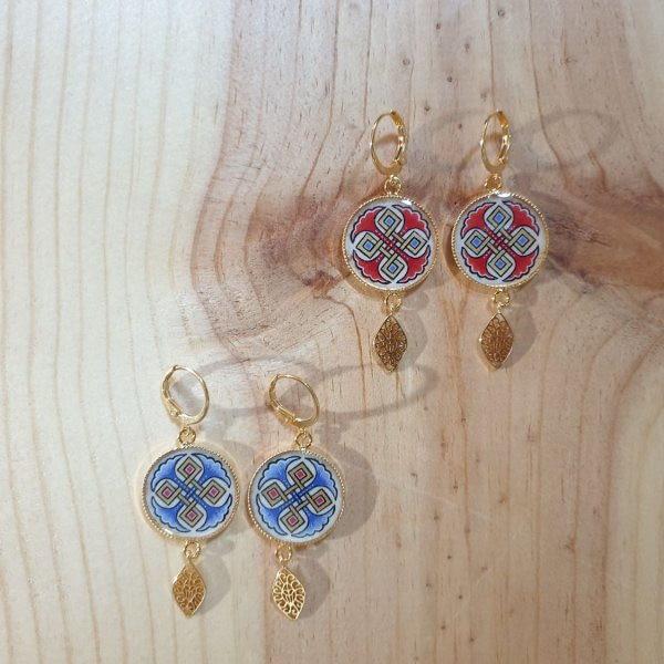 Boucles d'oreille pendantes enluminées Palmettes rouges ou bleues et Entrelacs or