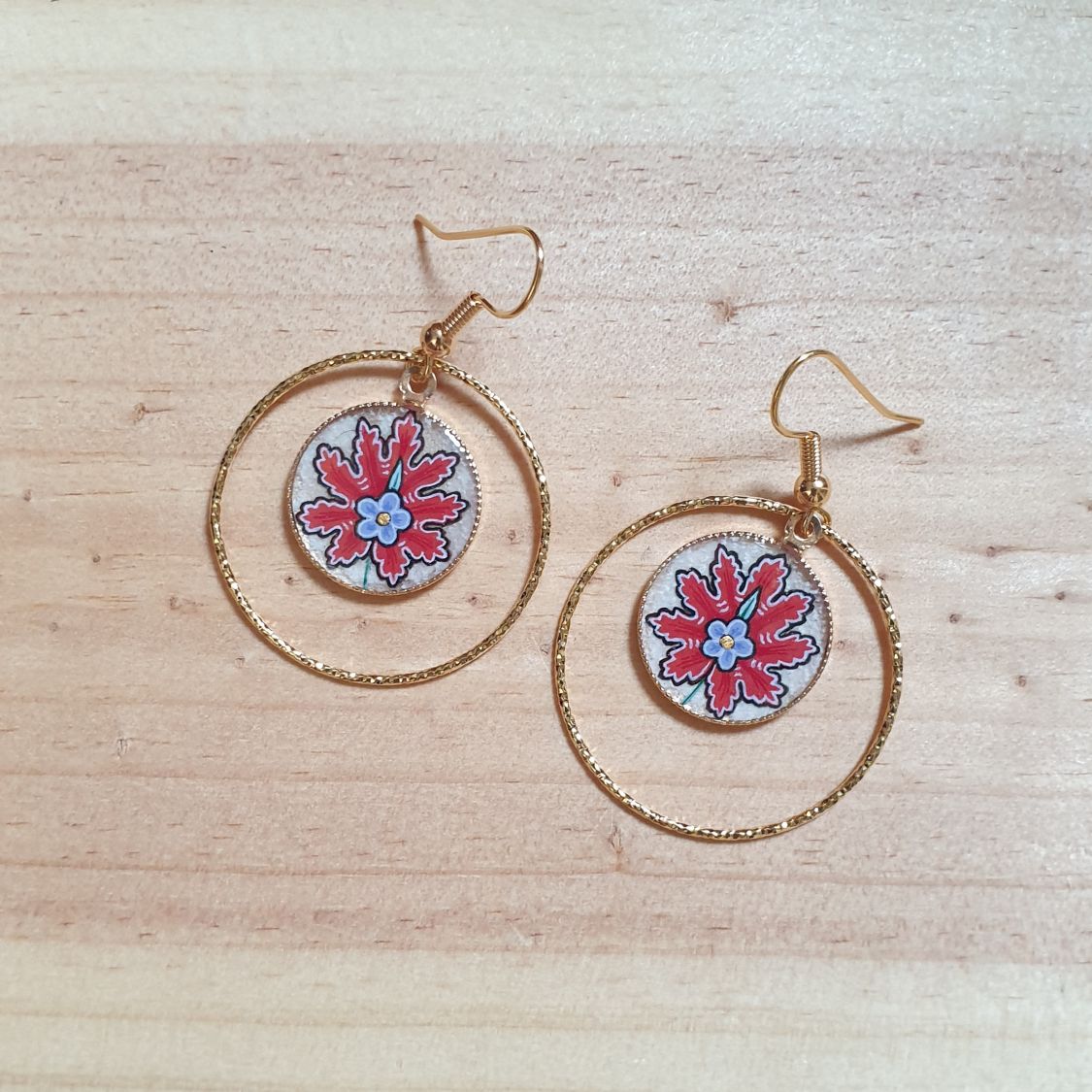 Boucles d'oreille pendantes enluminées fleur orientale rouge