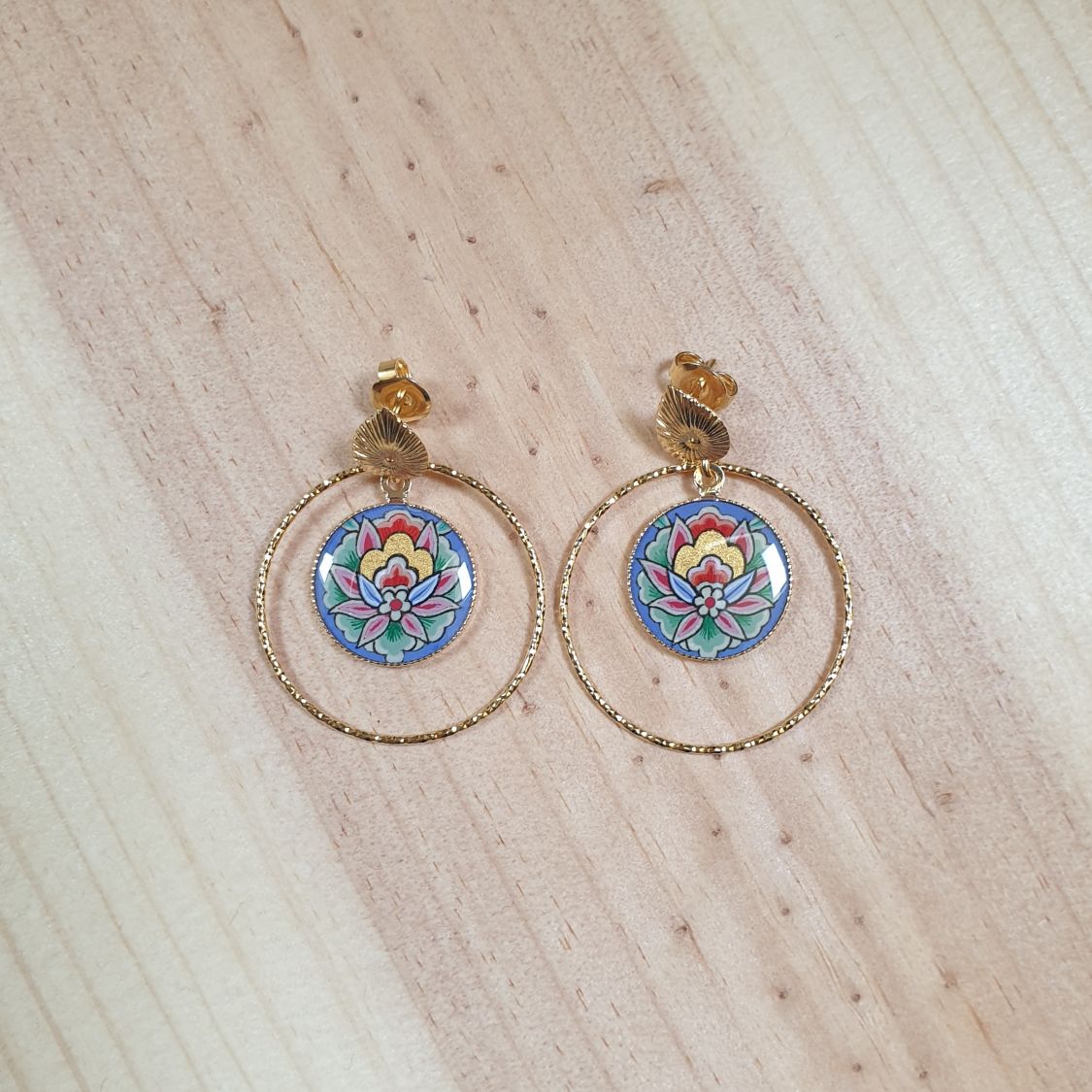 Boucles d'oreille pendantes enluminées fleur orientale fond bleu