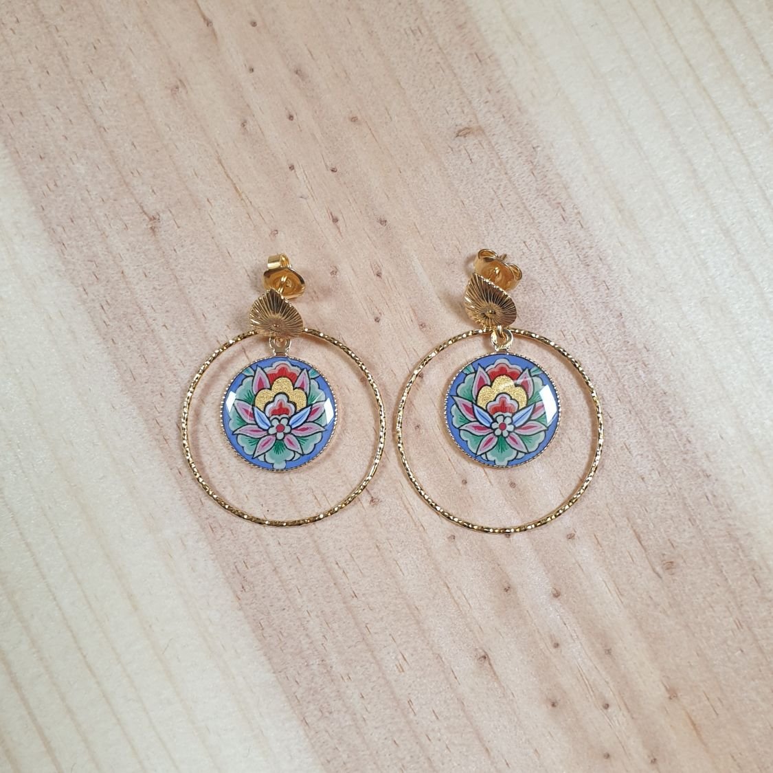 Boucles d'oreille pendantes enluminées fleur orientale fond bleu