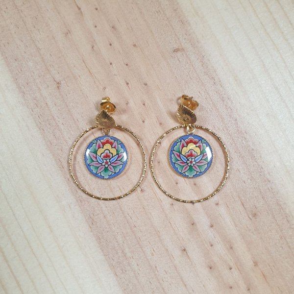 Boucles d'oreille pendantes enlumin&eacute;es fleur orientale fond bleu