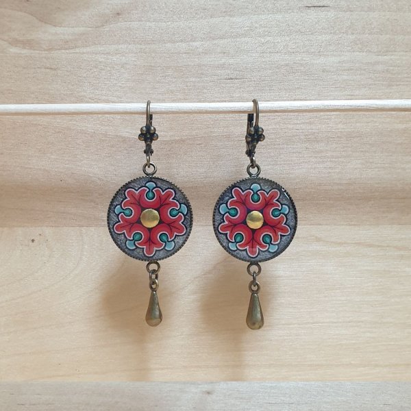 Boucles d'oreille pendantes enluminées fleur romane