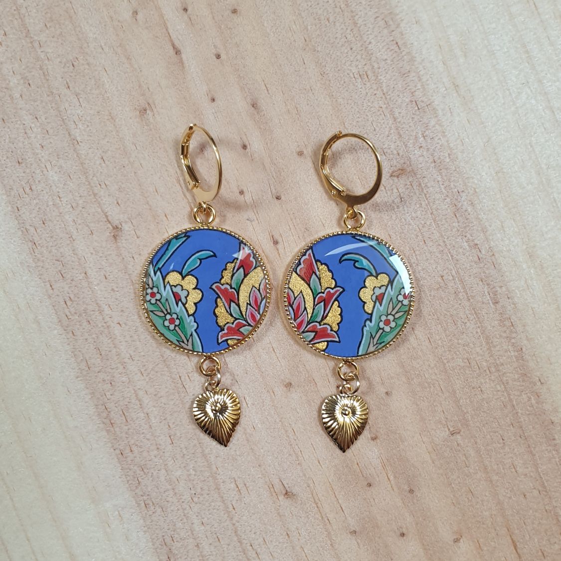 Boucles d'oreille pendantes enluminées fleur orientale fond bleu