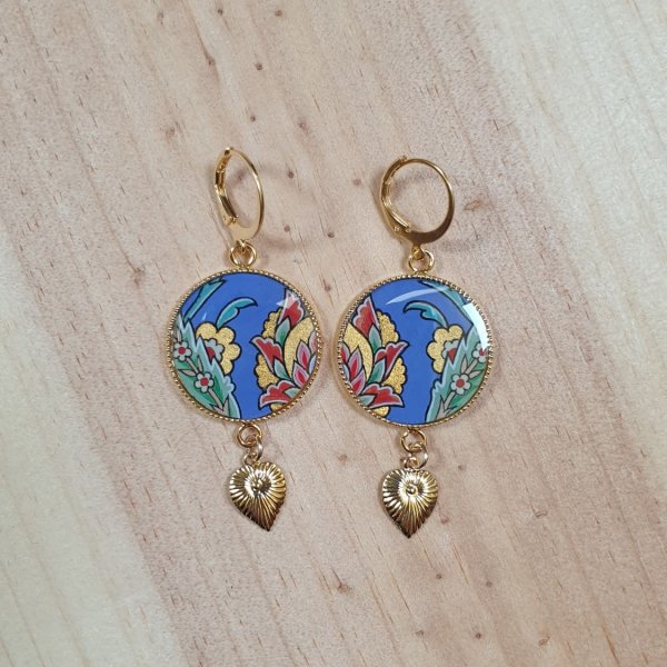 Boucles d'oreille pendantes enluminées fleur orientale fond bleu
