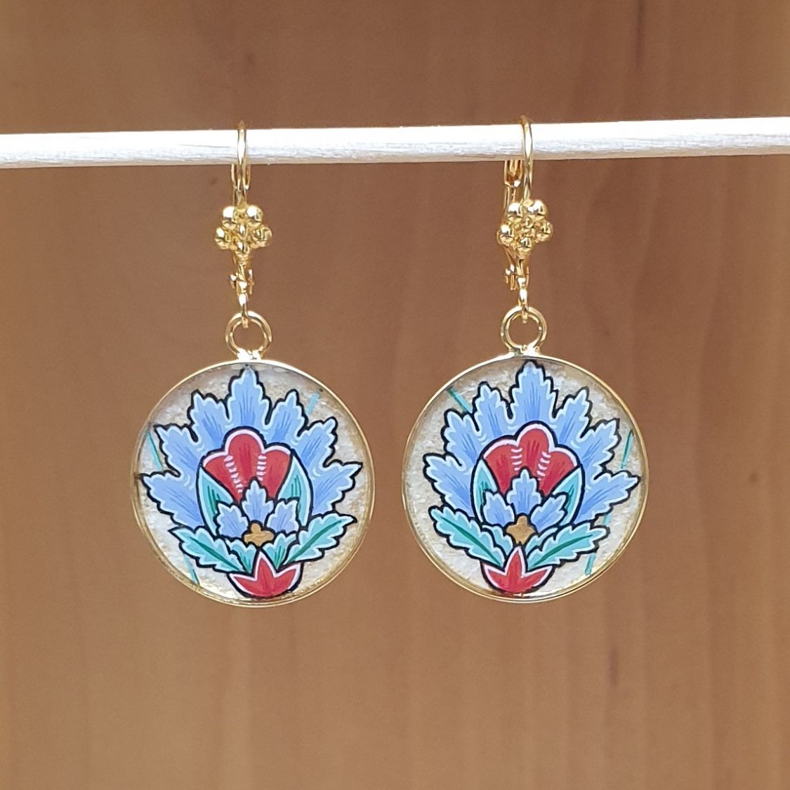 Boucles d'oreille pendantes fleur orientale bleue