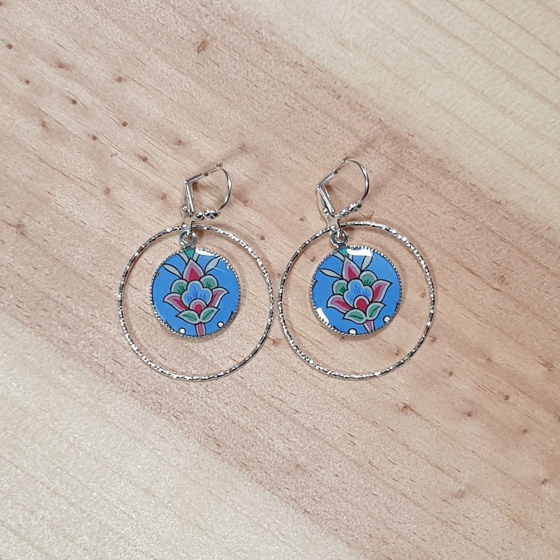 Boucles d'oreille pendantes enluminées fleur et arabesques bleu/argenté/vert/rosé