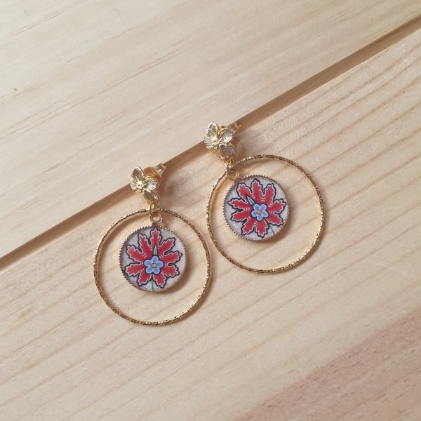 Boucles d'oreille pendantes enluminées fleur orientale rouge
