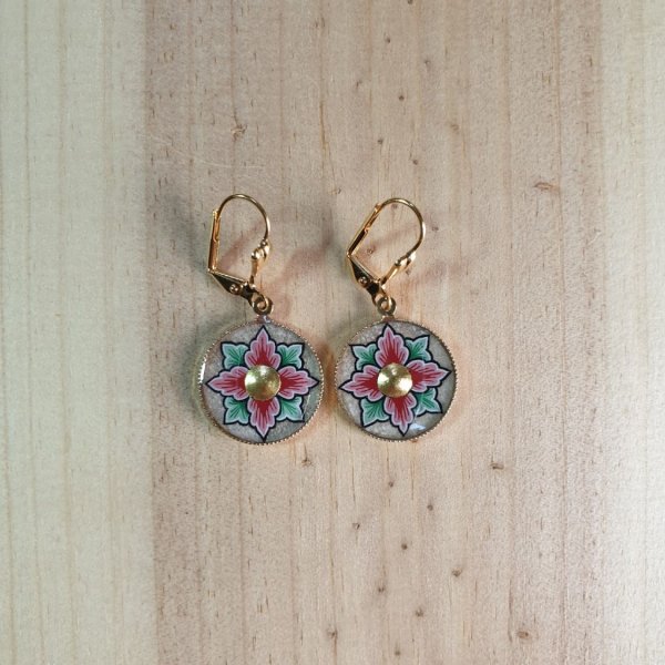 Boucles d'oreille pendantes enluminées printanières fleur rose ou bleue
