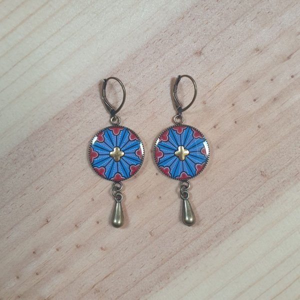 Boucles d'oreille pendantes enluminées rosace gothique
