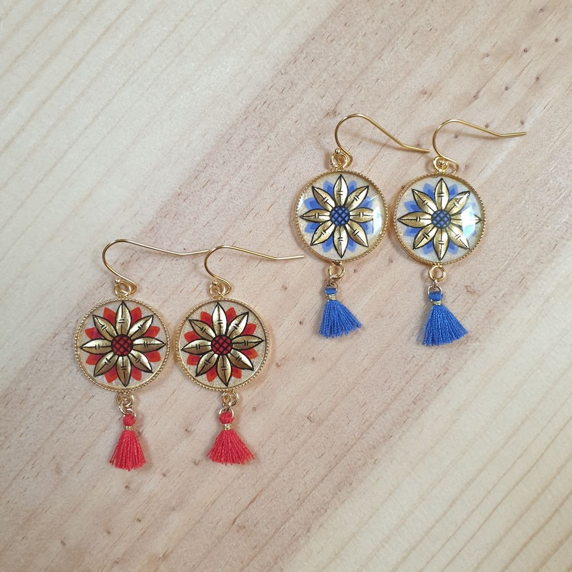 Boucles d'oreille pendantes fleur or/bleue ou or/rouge