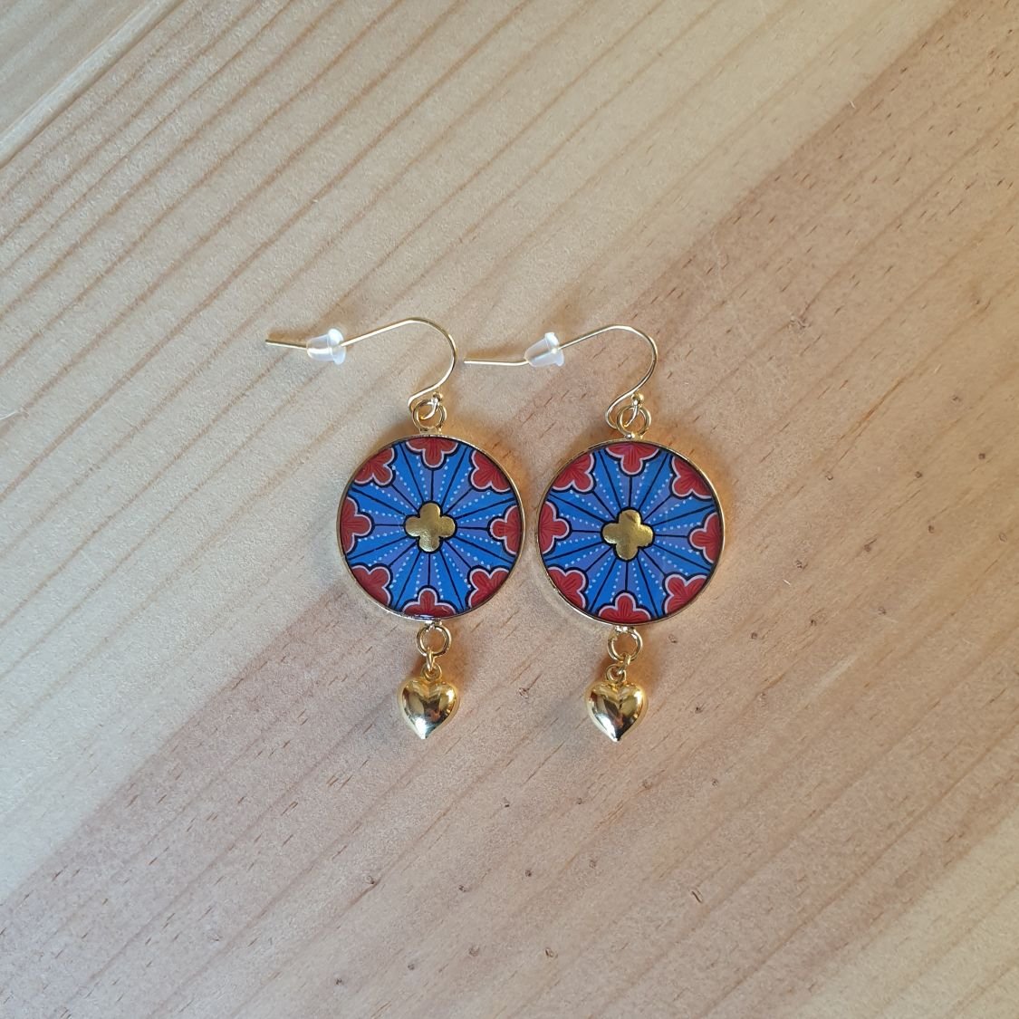 Boucles d'oreille pendantes enluminées rosace gothique