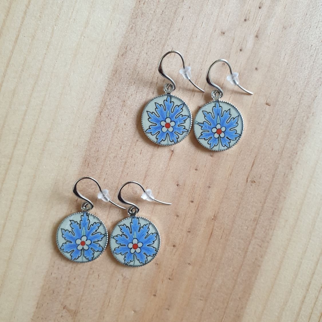 Boucles d'oreille pendantes fleur orientale bleue