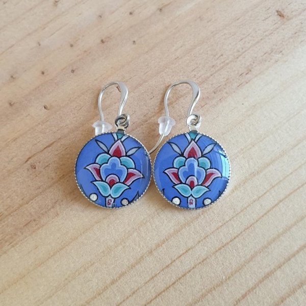 Boucles d'oreille pendantes enlumin&eacute;es fleur sur fond bleu