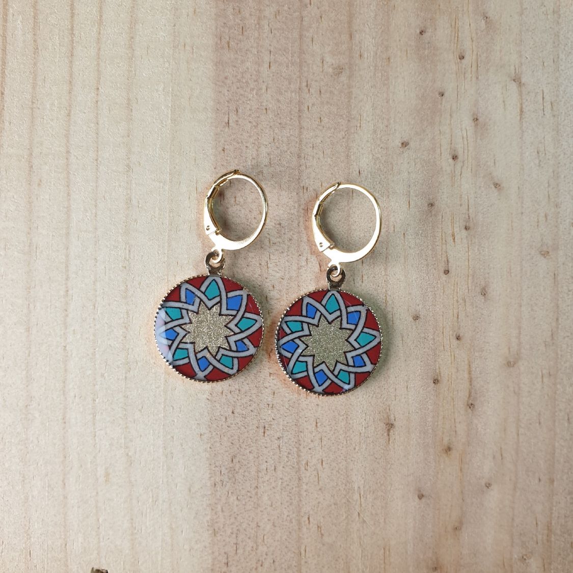 Boucles d'oreille pendantes enluminées rosace doré/rouge/bleu/vert