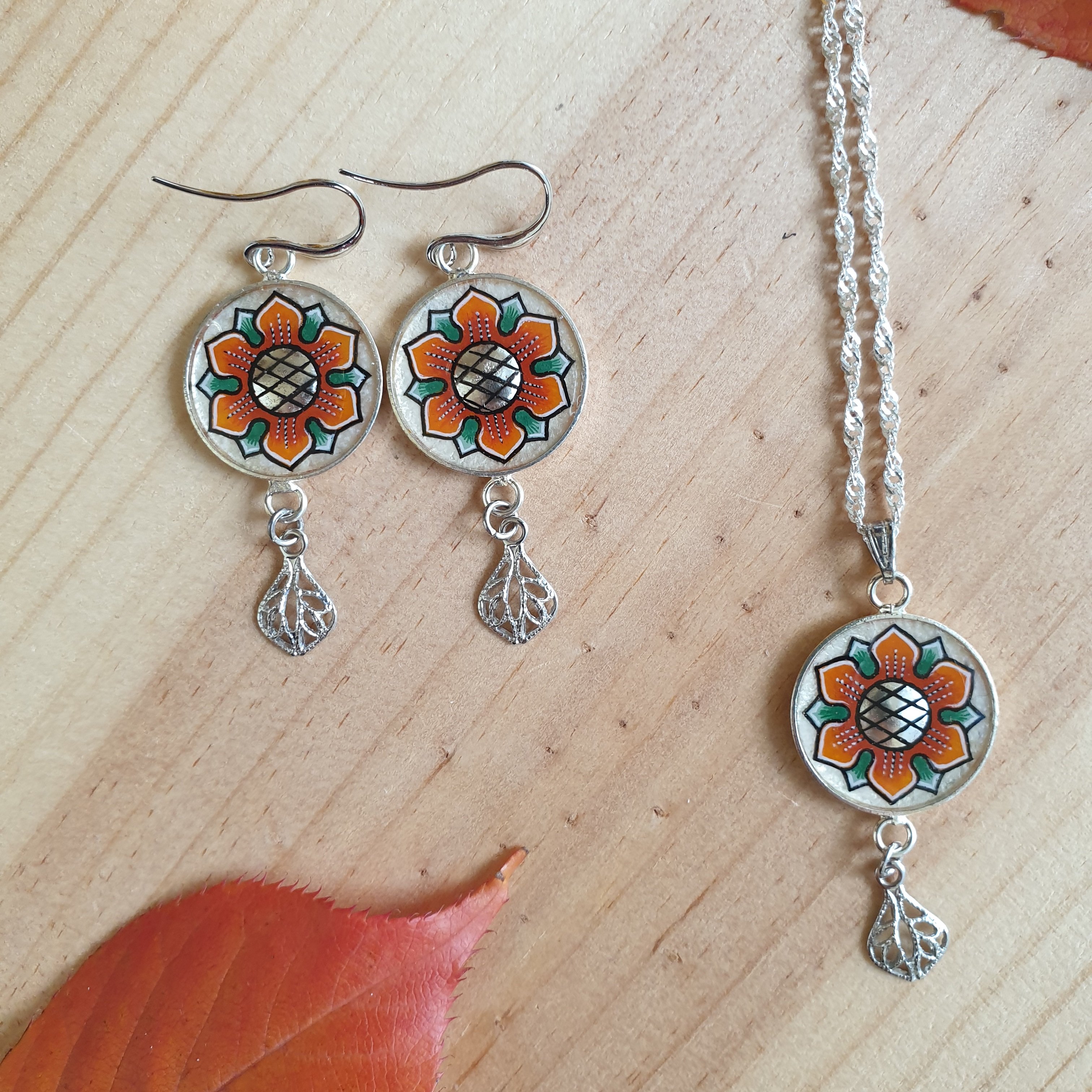 Boucles d'oreille pendantes automnales fleur orang&eacute;/or blanc