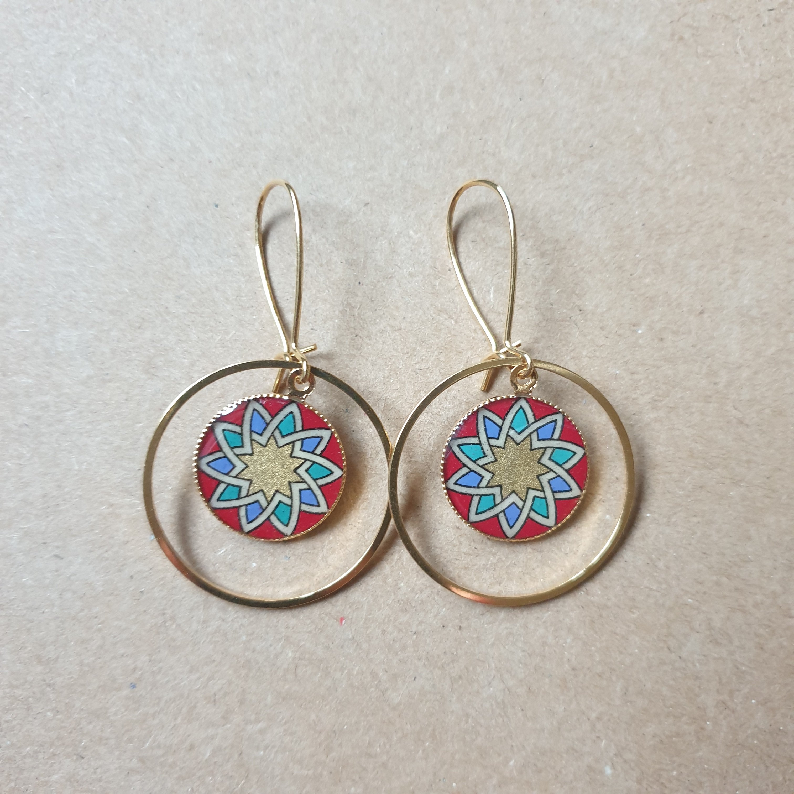 Boucles d'oreille pendantes rosace dor&eacute;/rouge/bleu/vert anneau dor&eacute;