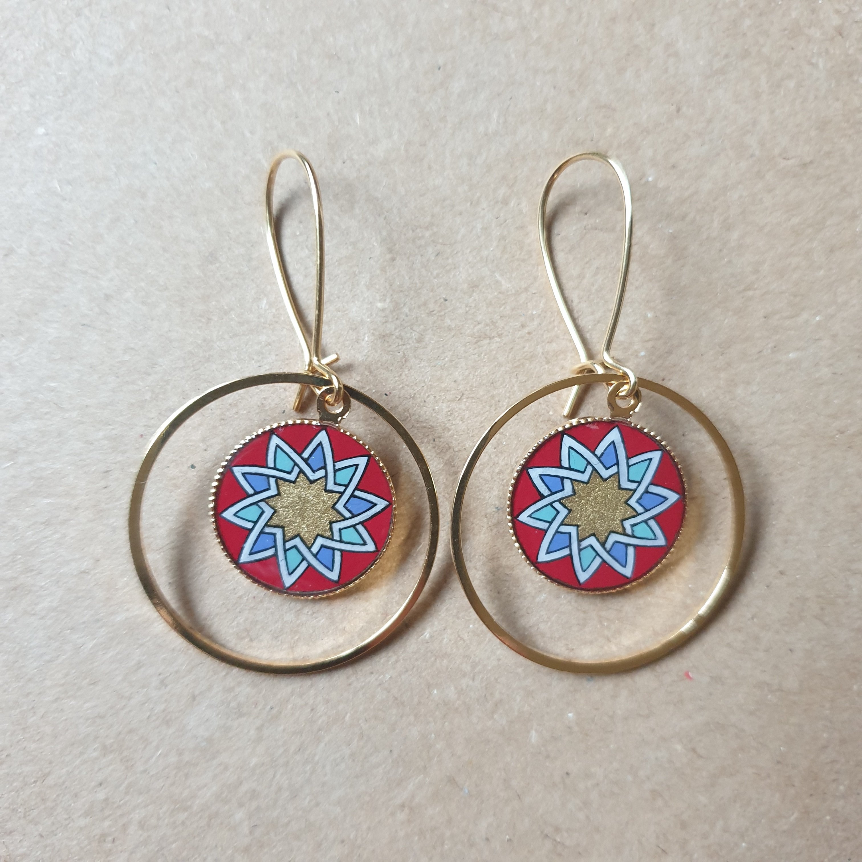 Boucles d'oreille pendantes rosace dor&eacute;/rouge/bleu/vert anneau dor&eacute;