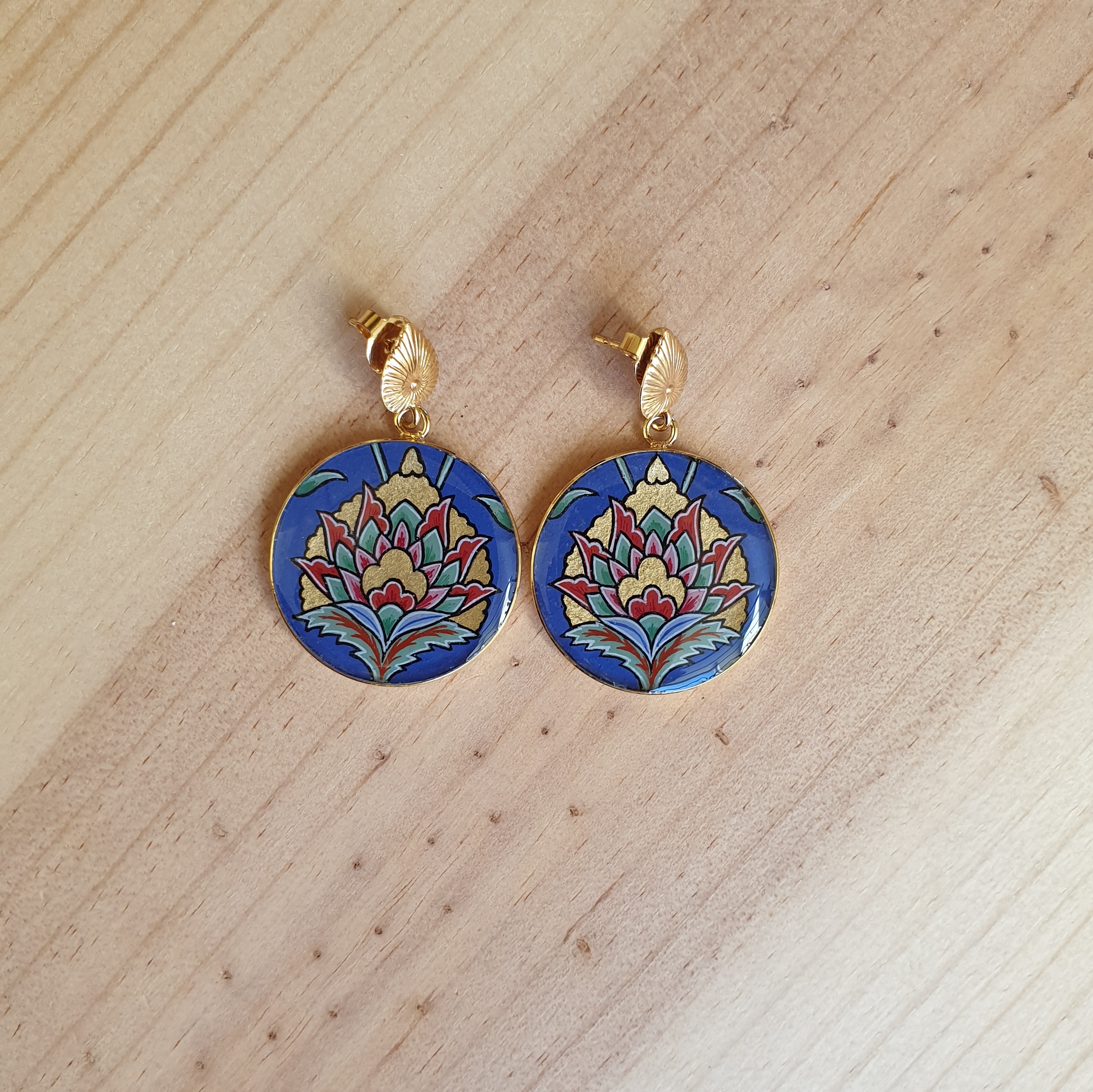 Boucles d'oreilles fleur orientale sur fond bleu